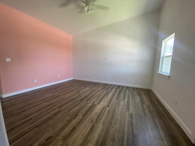 Building Photo - 818 Airport Rd