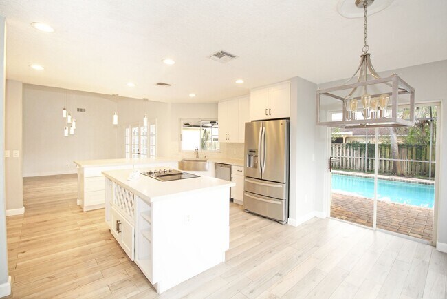 Building Photo - Spacious 4BR Pool Home on Quiet Cul-de-Sac in Wellington