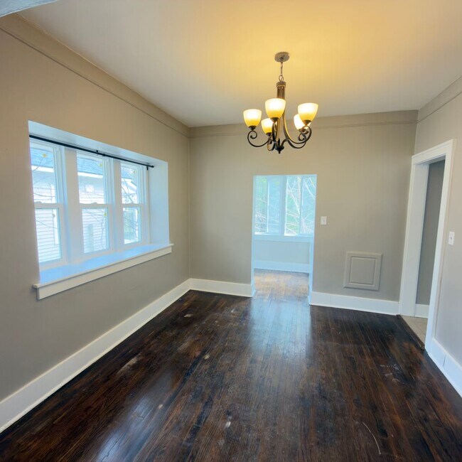 Building Photo - Charming 3 bedroom home with laundry included!