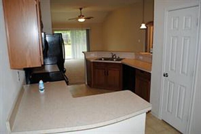 Building Photo - Stylish 3-bed, 2-bath home with flexible l...