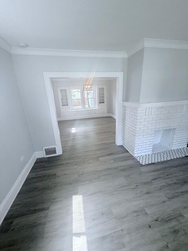 Building Photo - Gorgeous 4 bd, 1.5 bth Cleveland Heights Stunner!