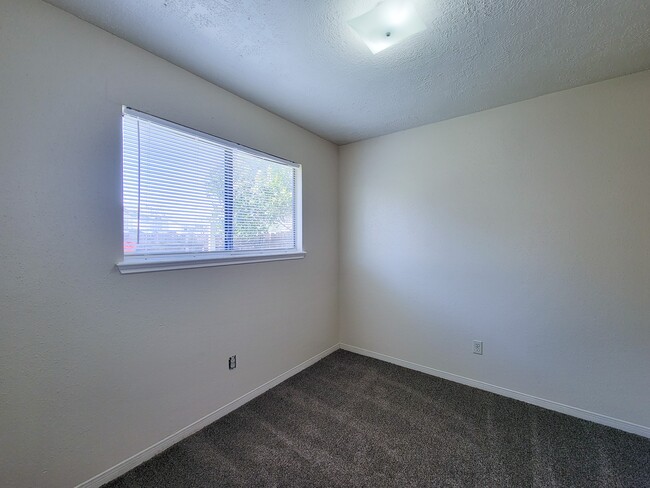 Building Photo - 10059 Emerald Creek Dr