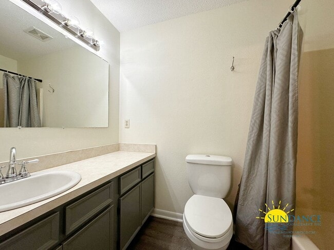 Building Photo - Centrally Located Townhouse with a Communi...