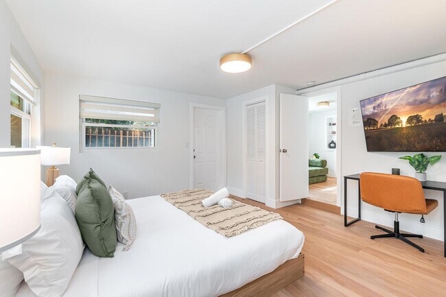 Building Photo - 1336 NE 14th Ave