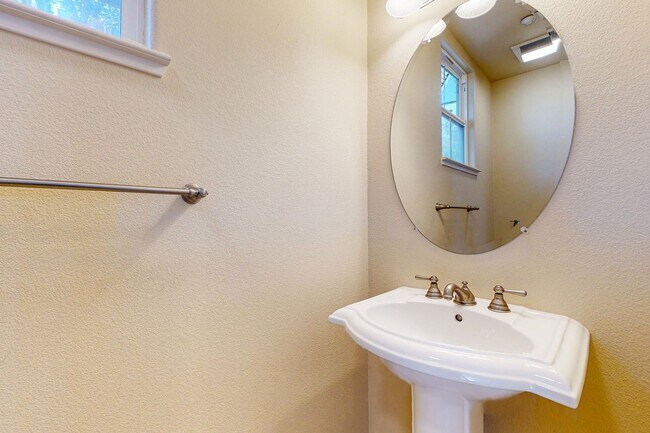 Building Photo - Town House Near Downtown Pleasanton  3 Bed...