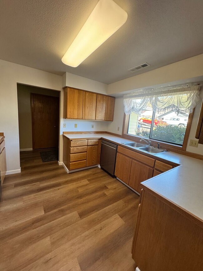 Building Photo - Hucrest 3 bedroom 2 bath home with garage