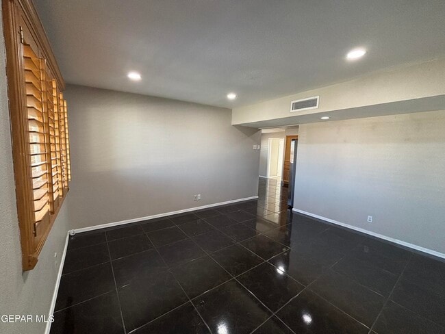 Building Photo - 201 Romeria Dr