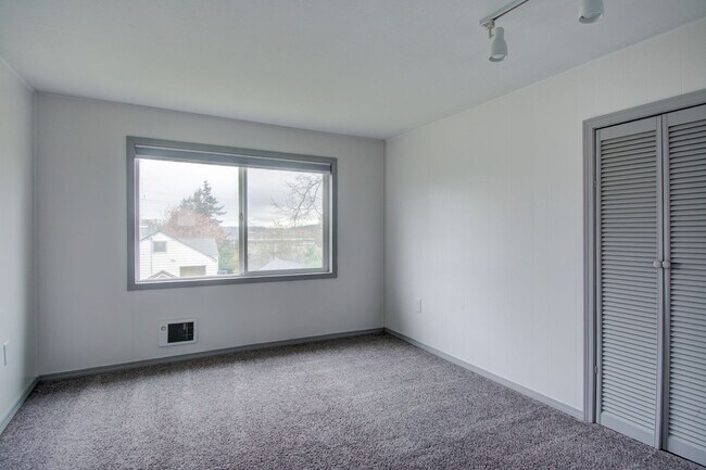 Building Photo - 3 bedroom/3 Bathroom House- In Town with Large yard