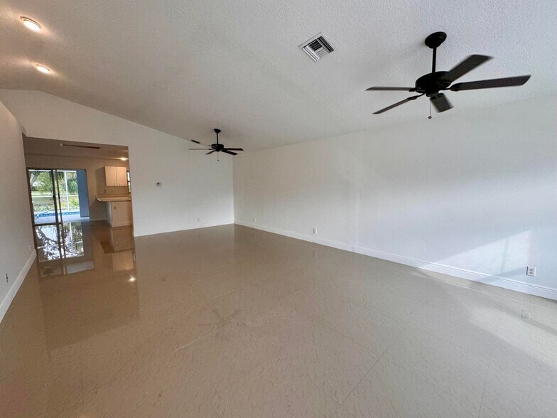 Building Photo - 1132 Hatteras Cir