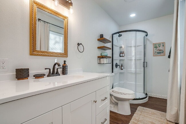 Building Photo - Fully furnished and updated 3 bedroom 2 bath in the heart of River Oaks. Available immediately an...