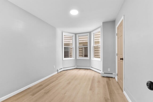 Building Photo - 98 W 32nd St