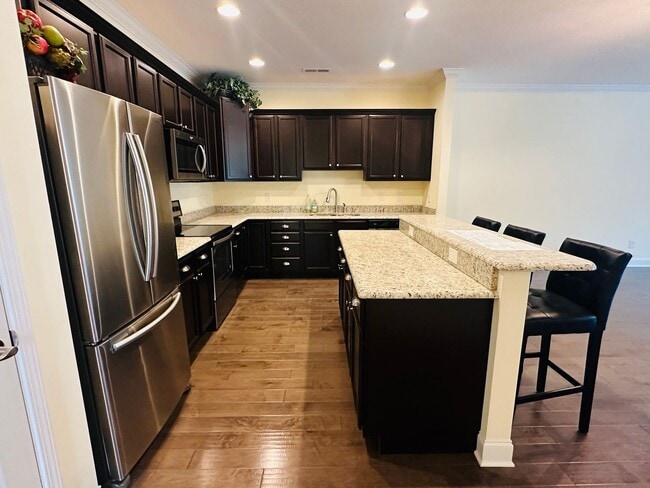 Building Photo - Sun-Drenched Corner Lot Condo – 2 Bedrooms + Office Near Middlebrook Pike