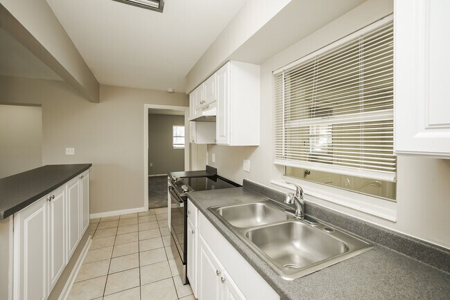 Building Photo - 8910 Cypress Lake Dr