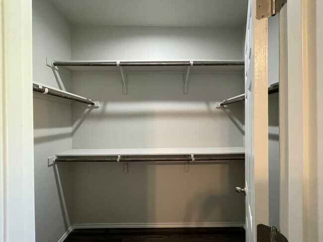 Building Photo - TOWNHOME FOR RENT