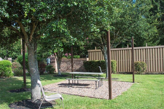 Building Photo - 801 River Rd