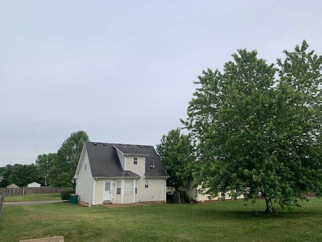 Building Photo - 2244 Dewey Dr