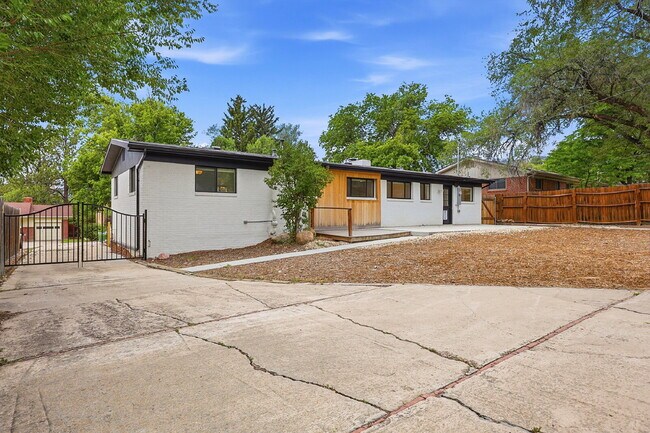 Building Photo - $2,595.95 - 3 Bed/2 Bath Home in Colorado Springs with Large backyard.