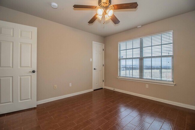Building Photo - Beautiful Traditional Home on Over an Acre in Weatherford!