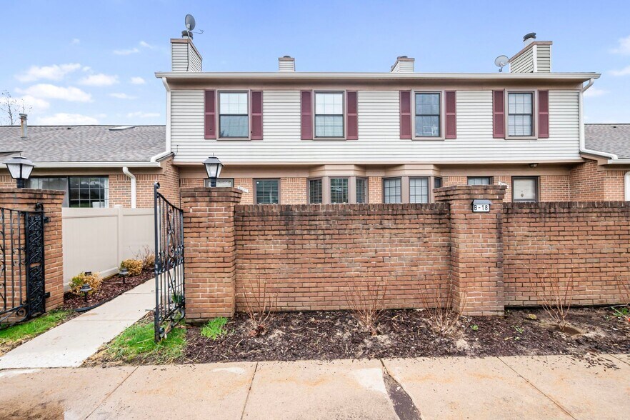 Building Photo - 38887 Country Cir