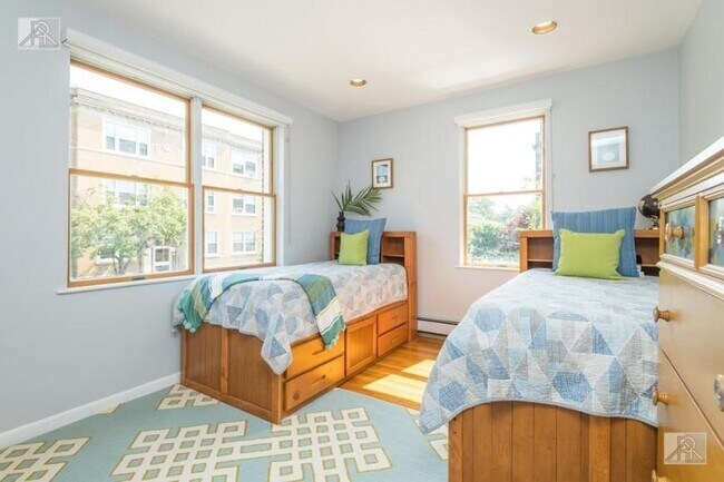 Building Photo - 5 bedroom in Brookline MA 02446