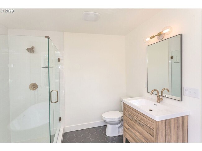 Building Photo - Gorgeous 2 bedroom 2 bath in SE Portland