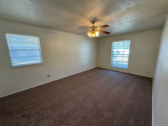 Building Photo - 2 bed 2 bath duplex, new carpet and paint!