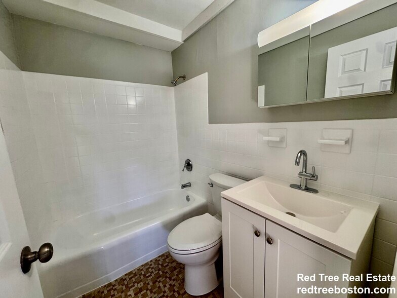 Building Photo - 837 River St