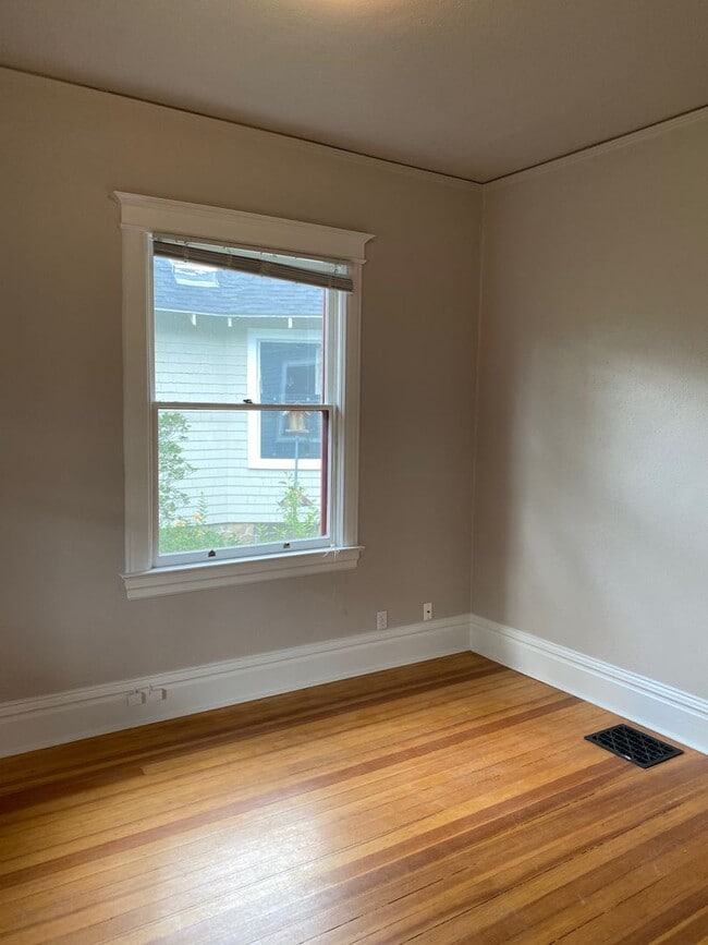 Building Photo - Beautiful 3 bed/2 bath Near Downtown!