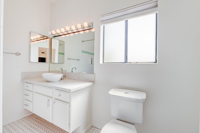 Building Photo - 832 Palm Ave