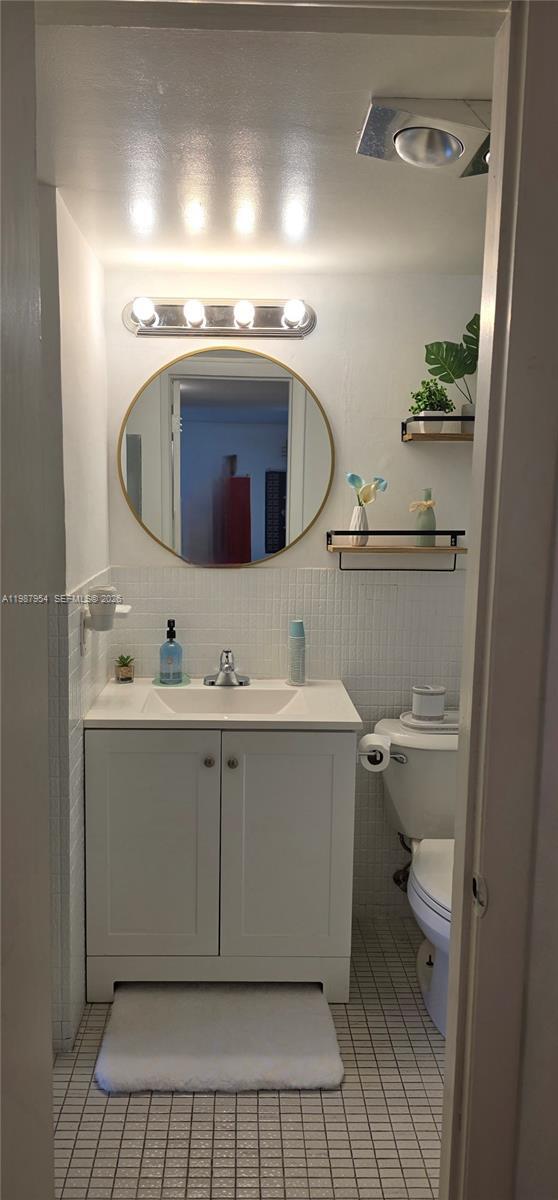 Building Photo - 2861 Leonard Dr