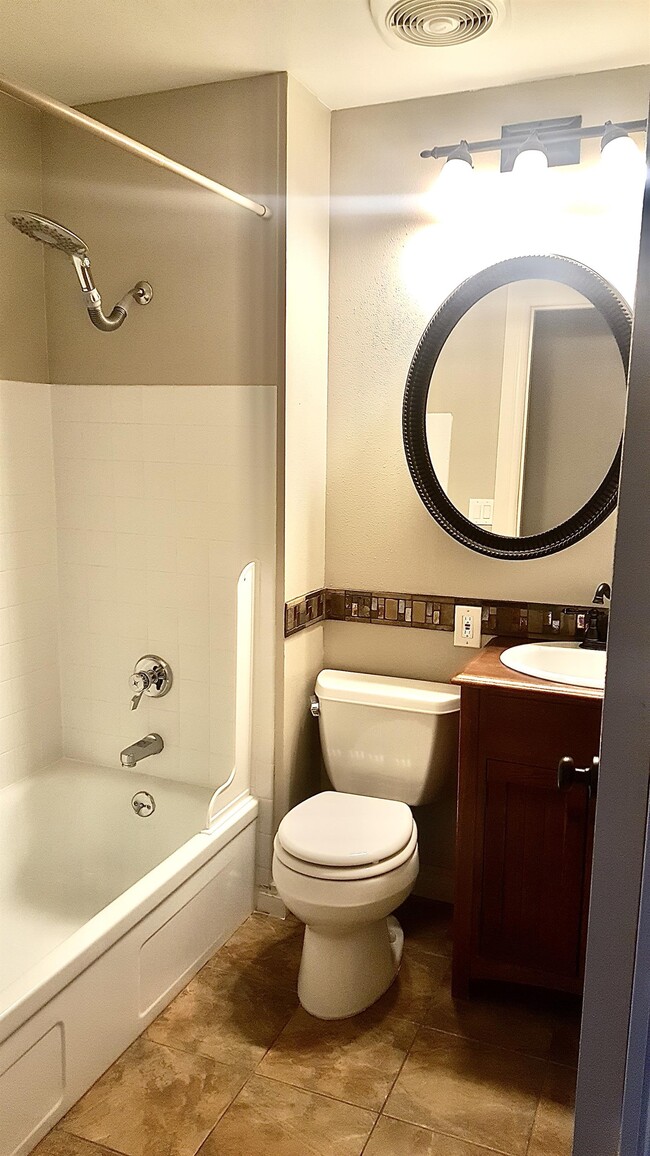 Building Photo - 13806 NE Fremont Ct