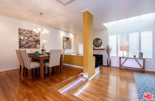 Building Photo - 514 S Barrington Ave