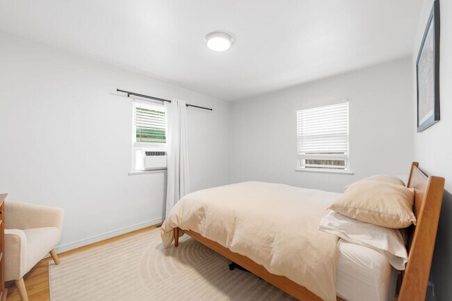 Building Photo - 3BD, 1BA Edgewater Home with Lard Back Yard and 2-Car Garage