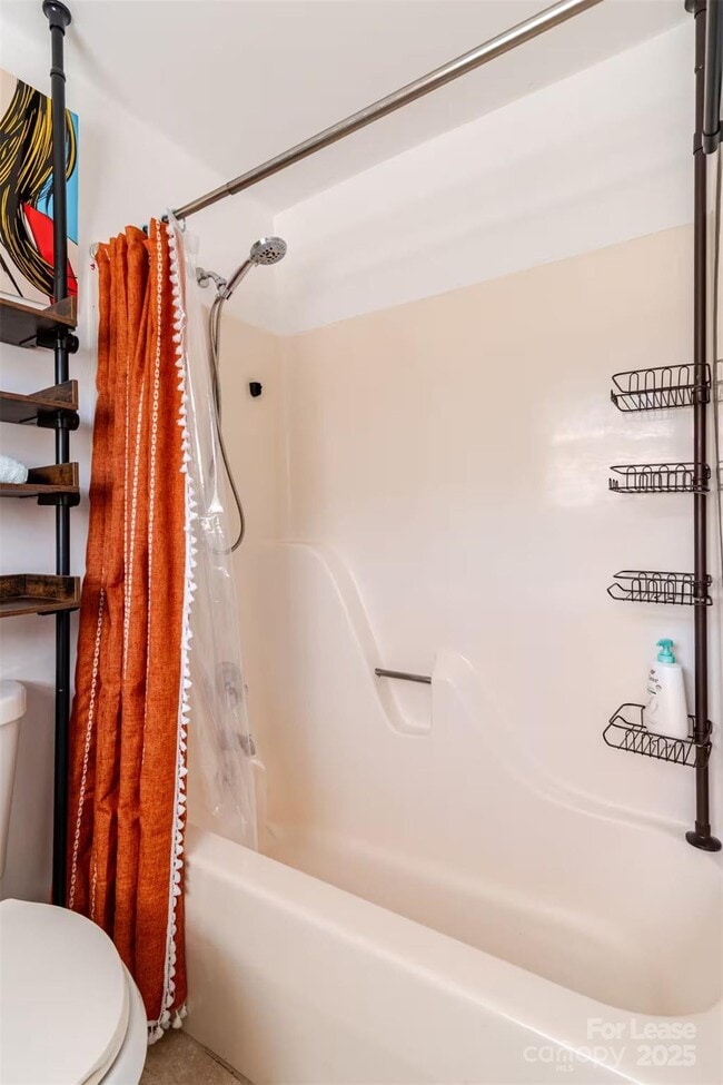 Building Photo - 817 E 17th St