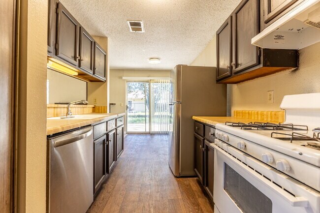 Building Photo - 2943 Keslake St