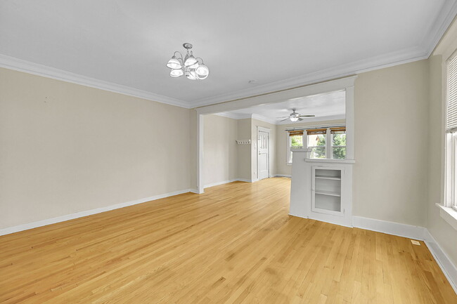 Building Photo - $3,400.00, 4 bed, 3 bed, located in Denver...