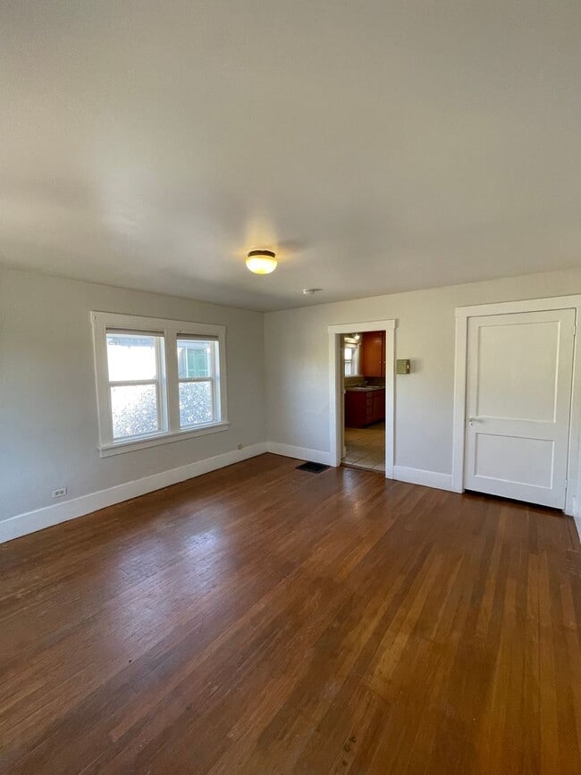 Building Photo - Charming Craftsman-Style Oversized 1 Bedro...