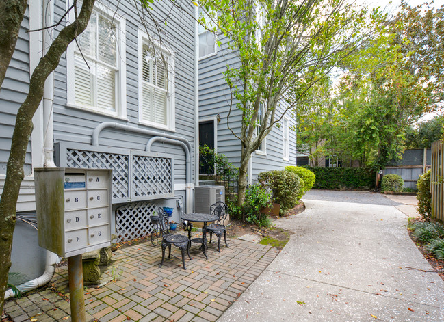 Building Photo - Fully Furnished Carriage House!