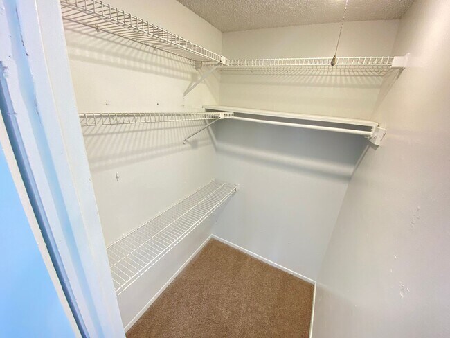 Building Photo - SANDY COVE CONDO - 1BR/1BA WITH BALCONY