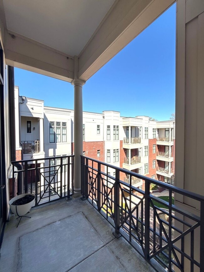 Building Photo - Lovely Condo in Tranquil Court