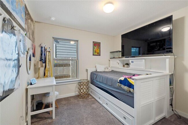 Building Photo - Warm & Inviting 3BR / 2BA Home with Large Backyard