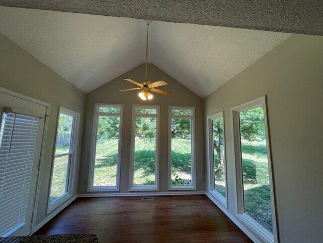 Building Photo - Stunning 4BR 2.5BA w/ Granite Kitchen in South Overland Park