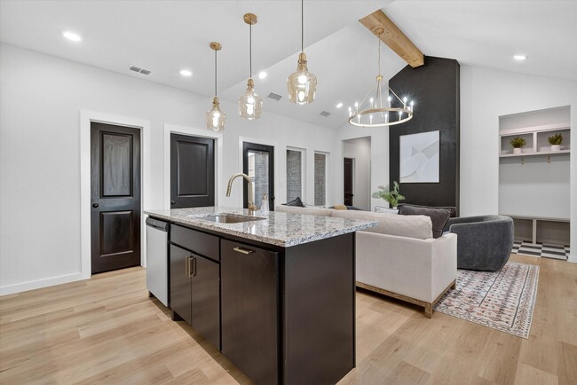 Building Photo - 1415 Farmhouse Ave