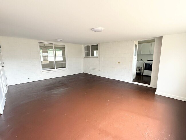 Building Photo - 4 Bedroom / 1.5 Bathroom Home on a Large L...