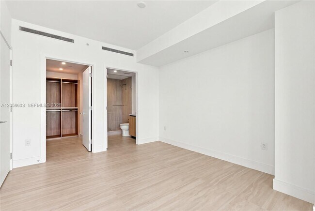 Building Photo - 2411 Laguna Cir