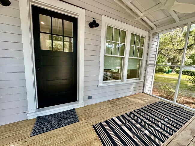Building Photo - Low Country Cottage located in the Heart of Bluffton!