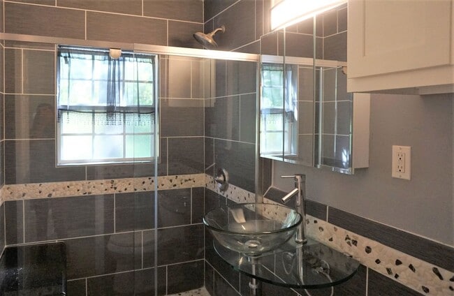 Building Photo - 2 Bed 1 Bath 1 Car Garage in the Village R...
