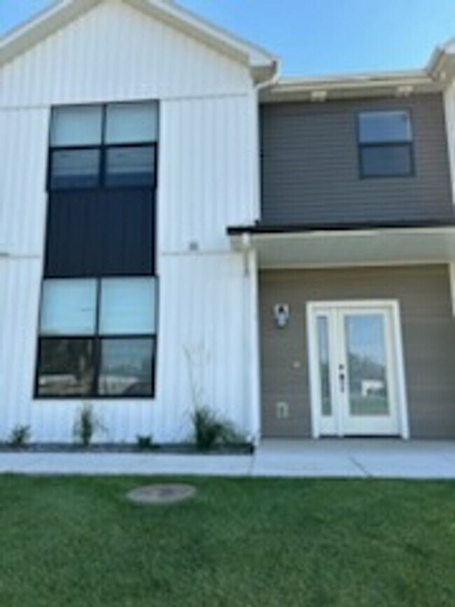 Building Photo - Hummingbird Townhome