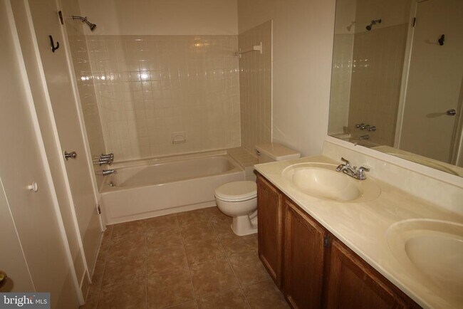 Building Photo - 2437 Norrington Dr