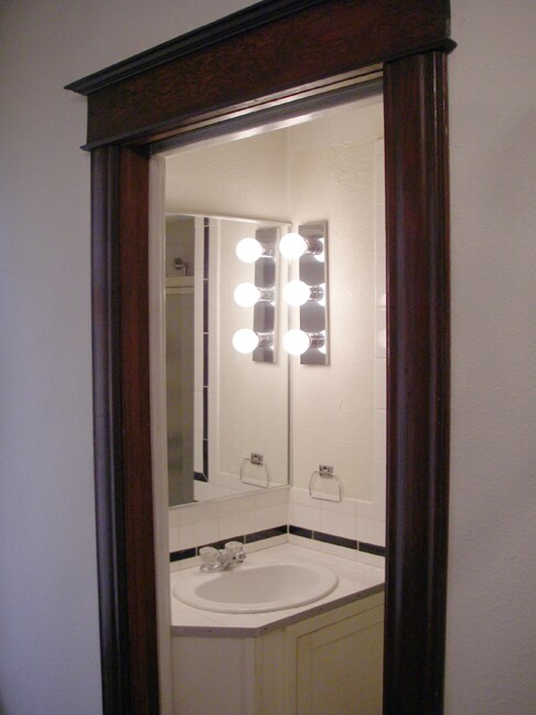 FRONT BATH SHWR ONLY - 915 N Weber St